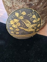 Vtg Damascene Brooch Round Duck Floral Black Gold Tone 1.75″ Trombone Clasp