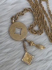 Vintage Casual Corner Gold Tone 34″ Long Chain Necklace Celtic Pendant Dangle