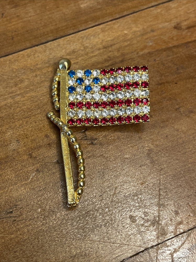 Vintage Gold Tone (48 Rhinestones) American Flag Brooch Pre Owned Nice