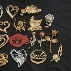 22 VINTAGE BROOCH COSTUME JEWELRY LOT HEARTS MOTHERS DAY FLOWER AVON JJ GERRYS