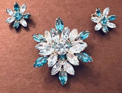 Smashing REGENCY Brooch and Earrings in Aquamarine and Teal
