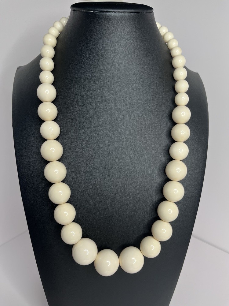 1970-80s Cream Plastic Graduated Beaded Necklace 24 In