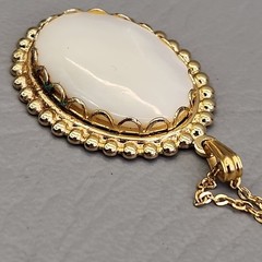 Vintage Mother of Pearl Pendant Necklace Oval White Gold Tone Cable Chain 17″