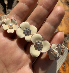 Vtg LC Lauren Conrad Cream color Enamel Rhinestone Flowers Necklace adjustable