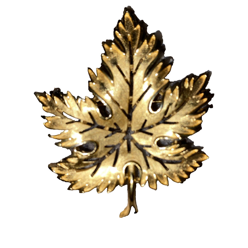 Vintage Crown Trifari Gold Tone Maple Leaf Brooch 2.5 x 2.25 in