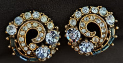 Vintage HOLLYCRAFT 1955 Swirled Blue Clear Rhinestone Stunning Clip Earrings