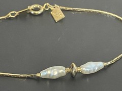Vintage signed lady Remington LR gold tone opalescent shell dainty Bracelet