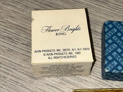 VTG AVON RING – “FLOWER BRIGHTS” GOLD TONE 3 FLOWERS W/ RHINESTONES Size 7