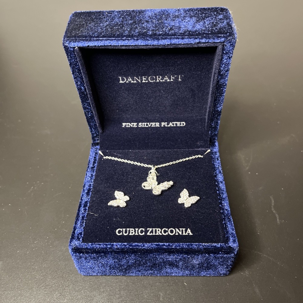 Danecraft Fine Silver Plate/Cubic Zirconia Set. Illuminated box display.￼