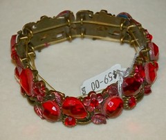 VINTAGE JEWELRY Bracelet Stretchable Red Floral Very Pretty Bracelet!
