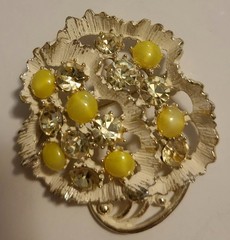 VINTAGE BROOCH YELLOW BEAD AB RHINESTONES GOLDTONE PIN 2″ ENAMEL RUFFLE JEWELRY