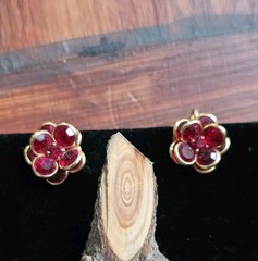 Vtg Flower Clip On Eearings Faceted Red Crystals Rhinestone Layered Gold Tone