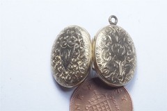 GOOD QUALITY ANTIQUE ENGLISH VICTORIAN 9K GOLD BF PHOTO LOCKET c1880
