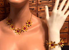 1930s Gold Tone Daisy Necklace and Bracelet Jewelry Set w/Red Center Stones