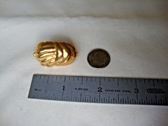 VTG RETRO MOD SCALLOPED SHELL GOLD TONE HINGED W/SAFETY CATCH DRESS/SCARF CLIP