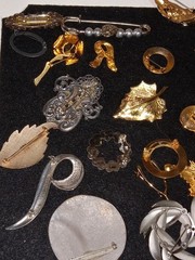 Vintage To Modern Costume Jewlery Pins Lot Of 30+ Pins