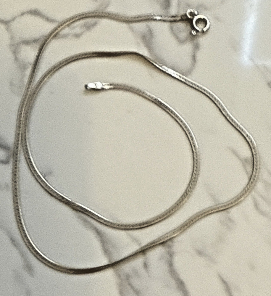 Sterling Silver Signed ITALY GLO 18″ Herringbone Chain necklace 3.1 g – 2mm 925
