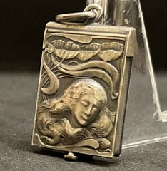 Amazing piece! Argentina Art Nouveau locket with photos beauty lady large hair..