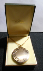 Vintage LeStage 1/20 12kGF Photo Locket Pendant Etched Wreath 20″Chain & Box