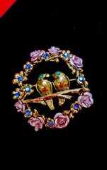 Vtg Gold Tone Birds brooch with Emerald green rhinestones and Floral Pattern