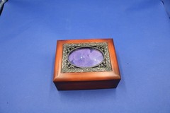 Small Wooden Jewelry box with 10 assorted vintage brooches