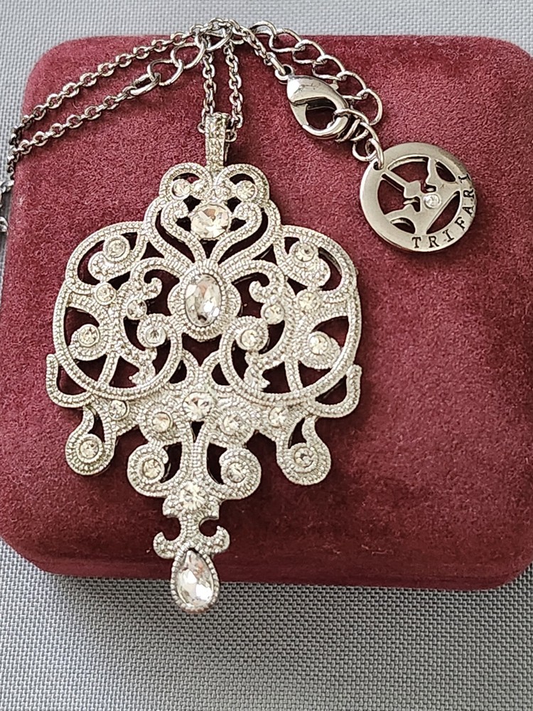 Vintage Trifari Clear Rhinestone Pendant With Chain Necklace 16″-18″