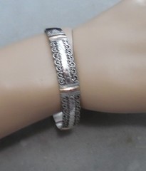 BEAUTIFUL CUFF BRACELET 3 18KT BAR DESIGN ACROSS TOP