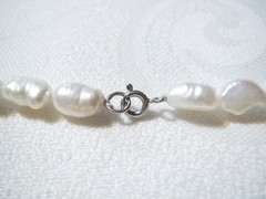 PRETTY 18″ LARGE WHITE BAROQUE PEARLS NECKLACE WITH STERLING SILVER CLASP