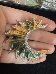VINTAGE JOMAZ SIGNED GREEN BLUE ENAMEL GOLD TONE RHINESTONE PIN BROOCH 2.25”