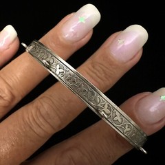 NICE UNIQUE VINTAGE ESTATE STERLING SILVER IVY OVAL CHARM BANGLE BRACELET 7.25”