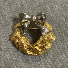 Vtg Mixed Metal Gold & Silver Tone Holly Berries Bow Wreath Brooch Pin