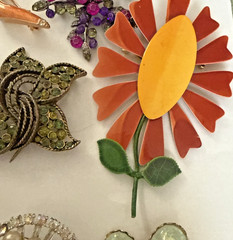 Vintage To Now Lot Of 18 Unsigned (1 signed) Gorgeous Brooch & Pin