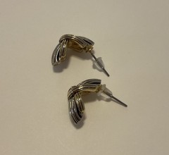 Vintage pair of two-tone ribbed love knot stud earrings 1’ in