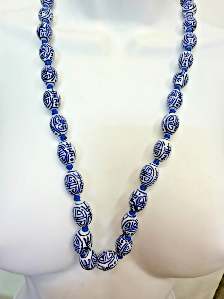 Vintage Necklace Chinese Export Blue White Porcelain Oval Beads 28 in Box clasp
