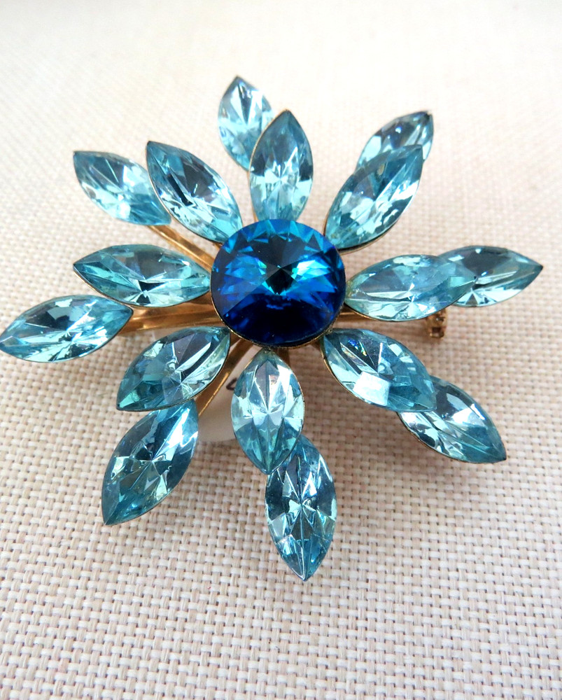 Vintage Sky Blue Dark Center Rhinestone Starburst Flower Silver Tone Brooch Pin