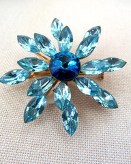 Vintage Sky Blue Dark Center Rhinestone Starburst Flower Silver Tone Brooch Pin