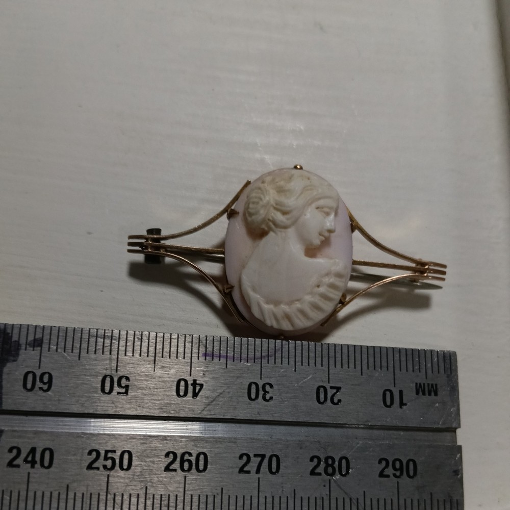 9CT GOLD CAMEO BROOCH