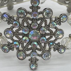 Vintage Silver Tone Snowflake Shaped Stretch Bracelet With Iridescent Gemstones