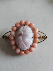 ART DECO 10K GOLD ANGEL SKIN CORAL HAND CAMEO PIN BROOCH BEAUTY