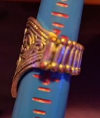 ***SHIPS FREE ~~ 1980’s Chunky Medal Elastic back size 7 Ring.