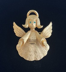 Christmas Angel Brooch JJ Jonette Vintage Gold Tone With Green Rhinestone Eye’s
