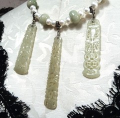 STUNNING VINTAGE CULTURED PEARL CARVED CELADON JADE STATEMENT NECKLACE WOOD BOX!
