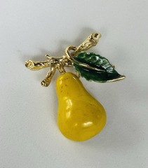 Vtg. Signed Gerry’s Yellow Pear Pin Brooch w/ Gold Tone Stem & Green Leaf 1 1/4″
