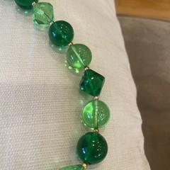 VINTAGE ART DECO GRIPOIX TEXTURED GREEN GLASS BEAD NECKLACE