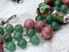VINTAGE HAND KNOTTED GREEN JADE JADEITE & PINK QUARTZ & GLASS BEAD BALL NECKLACE