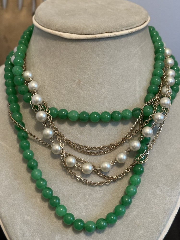 ￼Vtg PLASTIC MULTI STRAND WHITE AND GREEN NECKLACE – 1950’s- Costume Jewelry