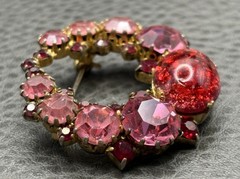 Vintage Dragon’s Breath Red Pink Rhinestone Wreath Brooch Gold Tone Cabochon