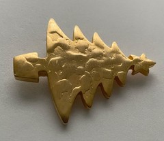 VINTAGE VERO CHRISTMAS TREE PIN BROOCH GOLD TEXTURED SIGNED MCM HTF 70s 31