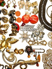 Vintage 1960s – Y2K 80+ Piece 2 1/2 Pound Mixed Vintage Jewelry Lot