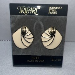Vintage Signed Trifari Off White Enamel & Gold Tone Pierced Earrings – on card